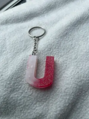 Přívěsek ve tvaru písmenka