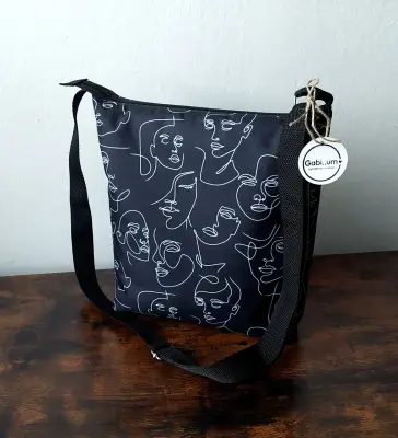 Crossbody kabelka z omyvatelné kočárkoviny..tváře
