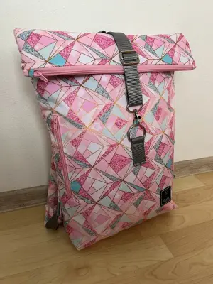 Stylový překlápěcí batůžek