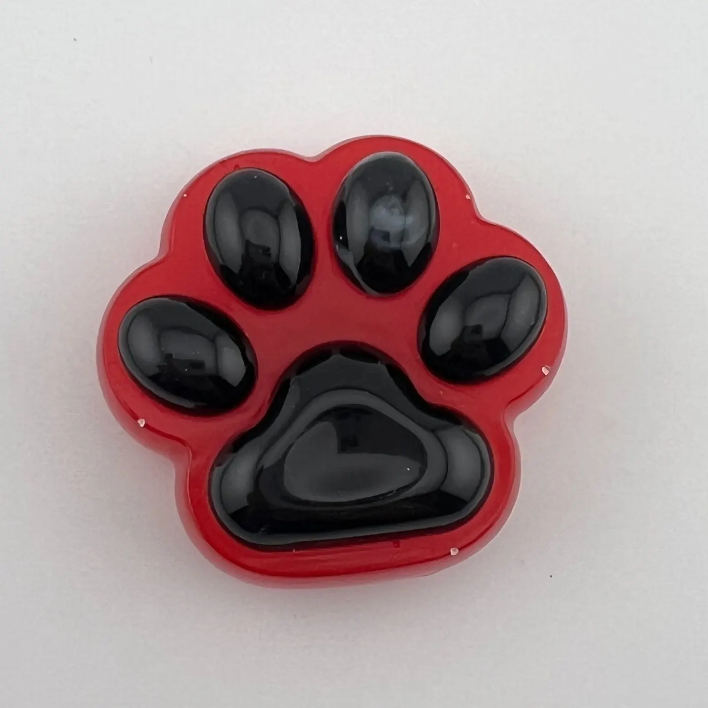 Magnet, tlapka, pryskyřice,
